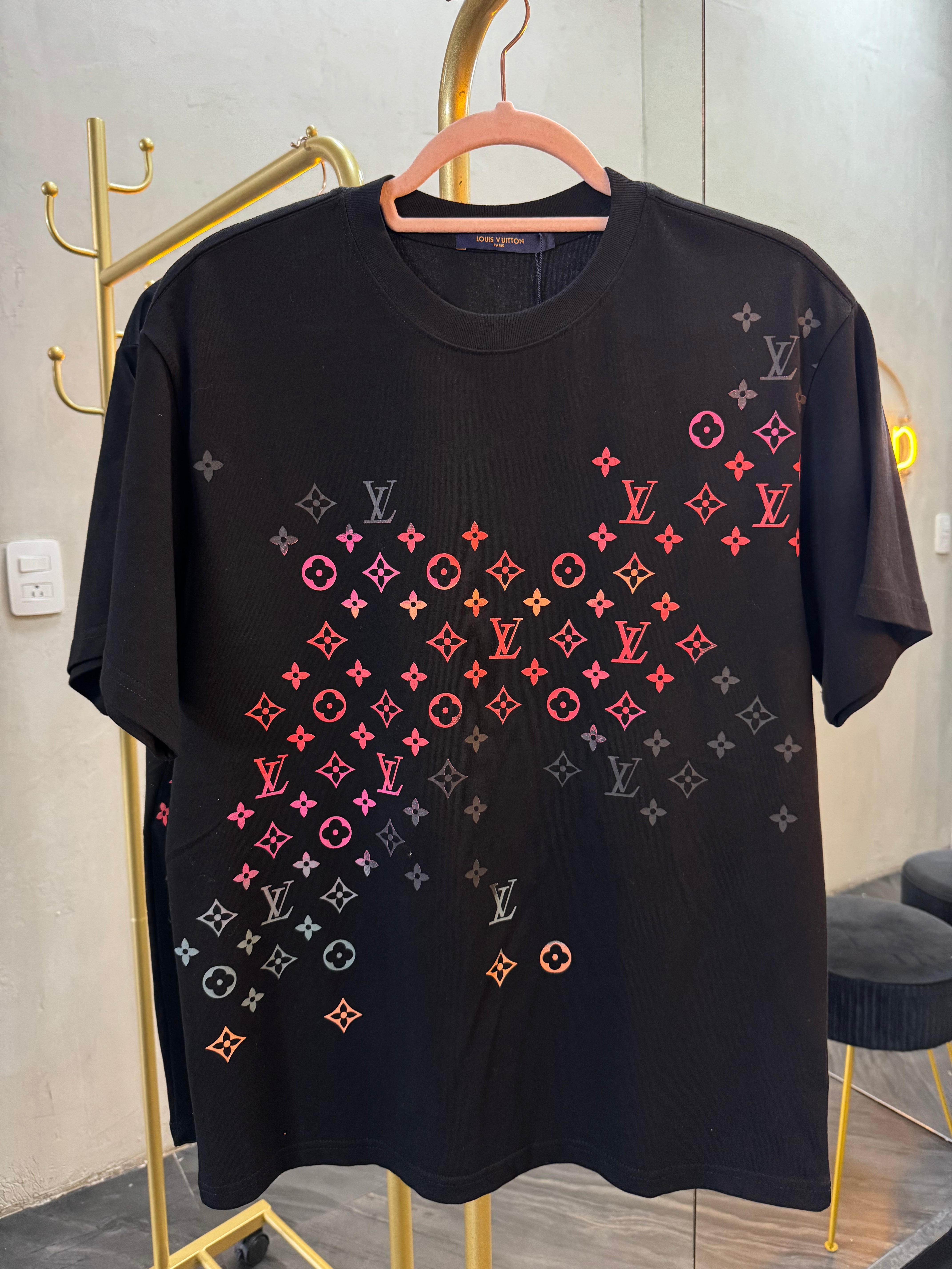 T-SHIRT NEGRA COL LV-1